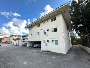 1014 Salzedo St in Coral Gables, FL - Foto de edificio - Building Photo