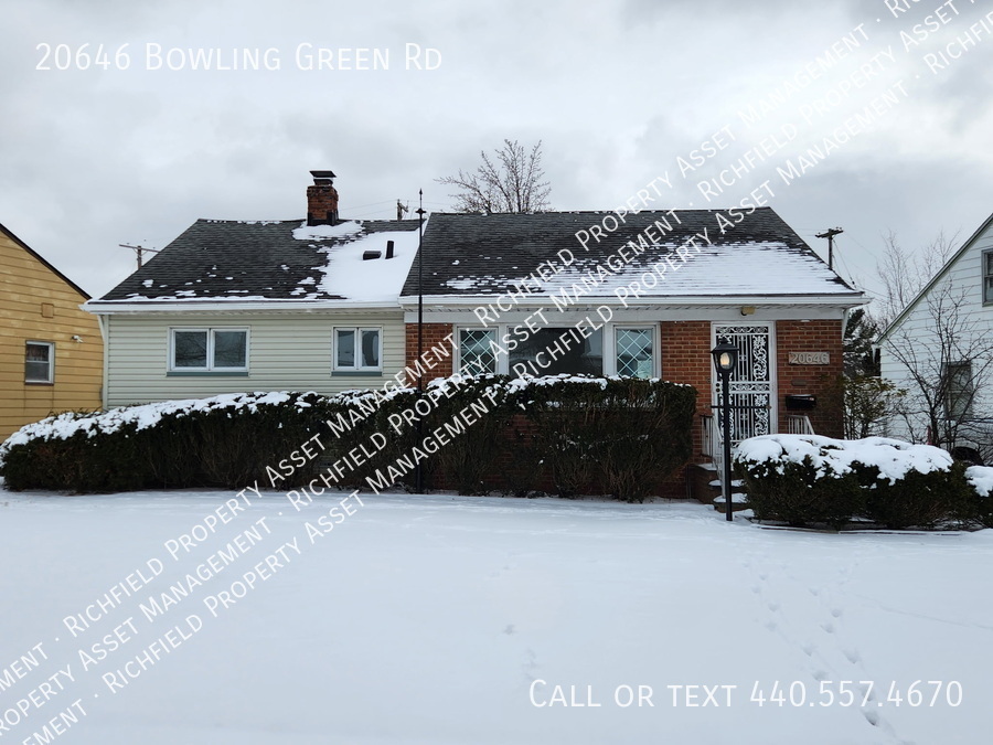 20646 Bowling Green Rd in Maple Heights, OH - Foto de edificio