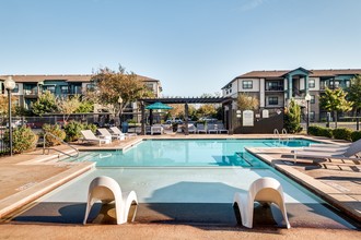 Blanco River Lodge in San Marcos, TX - Foto de edificio - Building Photo