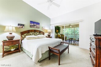 2400 Bayou Ln in Naples, FL - Foto de edificio - Building Photo