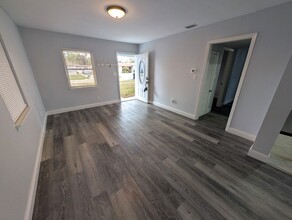 7173 Darien Way in Clearwater, FL - Building Photo - Building Photo