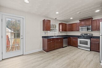 8057 W Glen Rd in Norfolk, VA - Building Photo - Building Photo