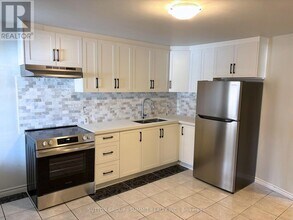 2005 Dufferin St in Toronto, ON - Building Photo - Building Photo