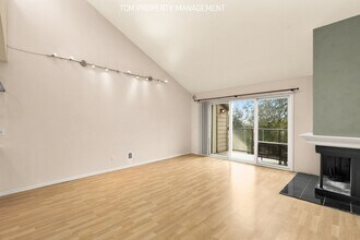 2939 76th Ave SE, Unit 2939 76th SE Unit #43C in Mercer Island, WA - Building Photo - Building Photo