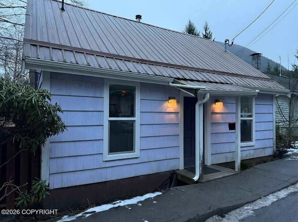 1017 Woodland Ave in Ketchikan, AK - Building Photo