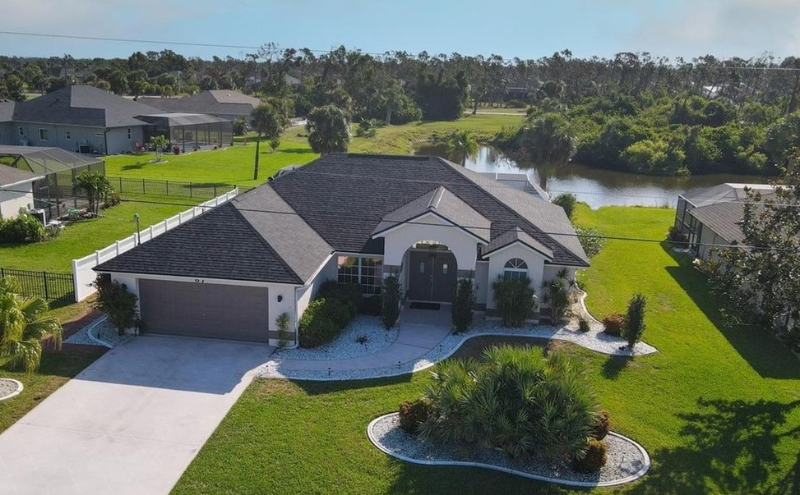 67 Clubhouse Rd in Rotonda West, FL - Foto de edificio