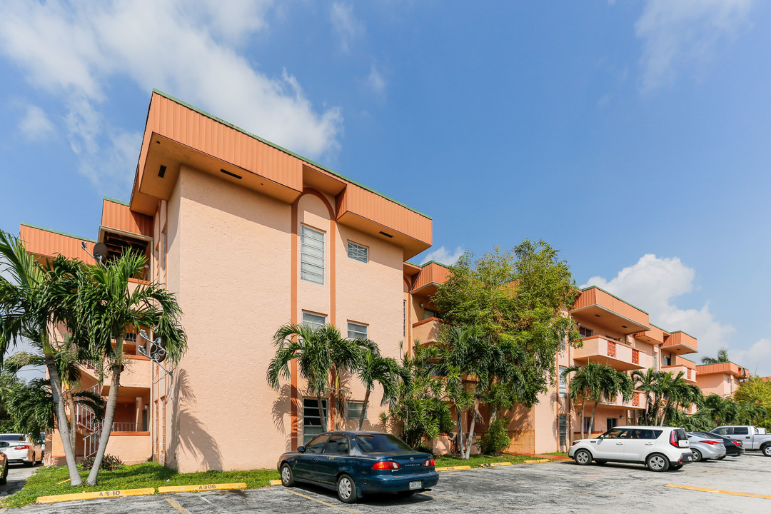 Bella Vista Apartments in Miami, FL - Building Photo