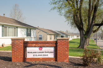 Roseland Court Luxury Duplexes in Kansas City, MO - Foto de edificio - Building Photo