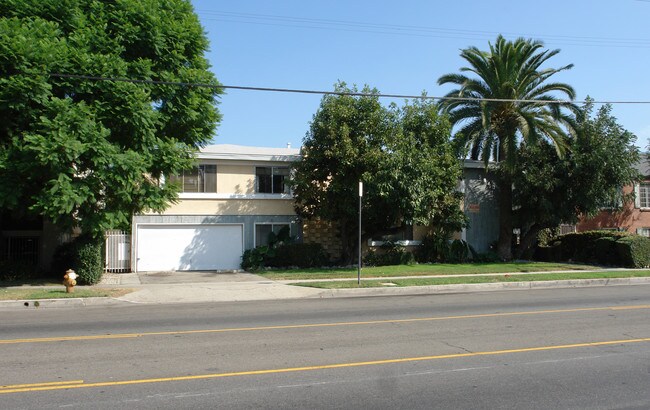 5840 Hazeltine Ave in Van Nuys, CA - Building Photo - Building Photo