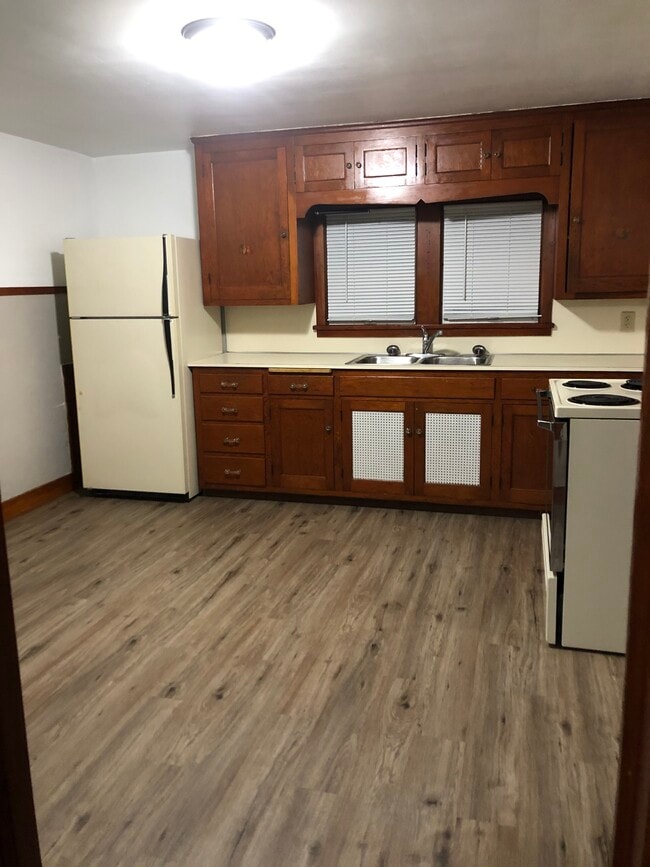 323 W Wheeler Ave, Unit #4 in North Mankato, MN - Building Photo - Building Photo