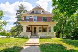 831 E College St in Iowa City, IA - Building Photo