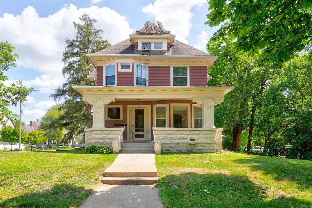 831 E College St in Iowa City, IA - Building Photo