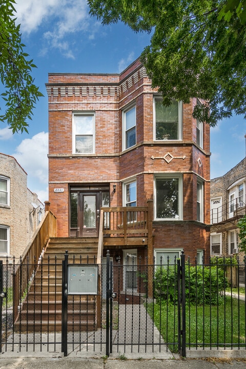 2441 N Harding Ave in Chicago, IL - Building Photo