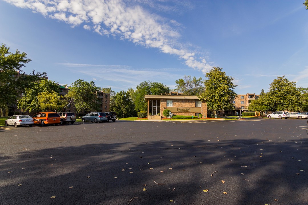 Woodview Apartments in Gurnee, IL - Building Photo