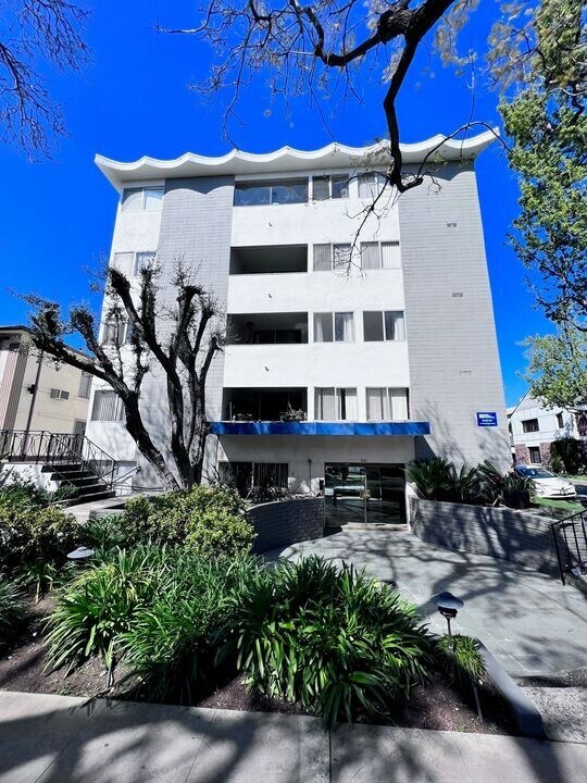 351 N Palm Dr in Beverly Hills, CA - Building Photo