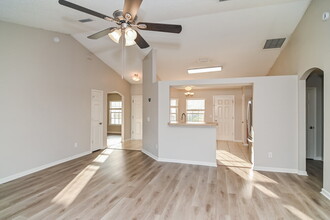 7057 Rapid River Dr W in Jacksonville, FL - Building Photo - Building Photo