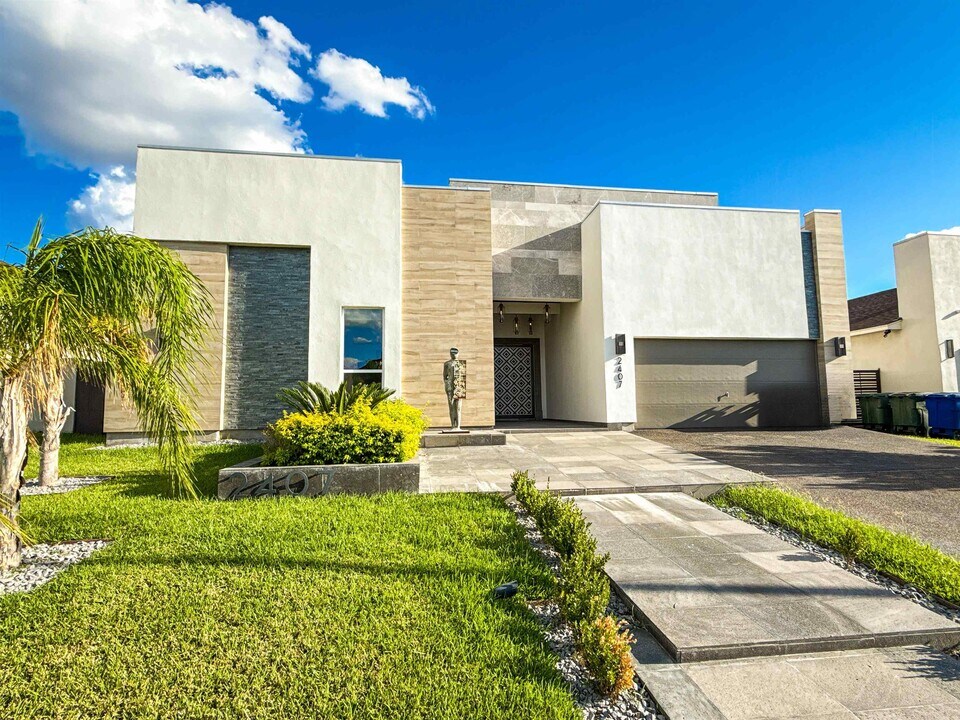 2407 Norman Mailer Dr in Laredo, TX - Building Photo