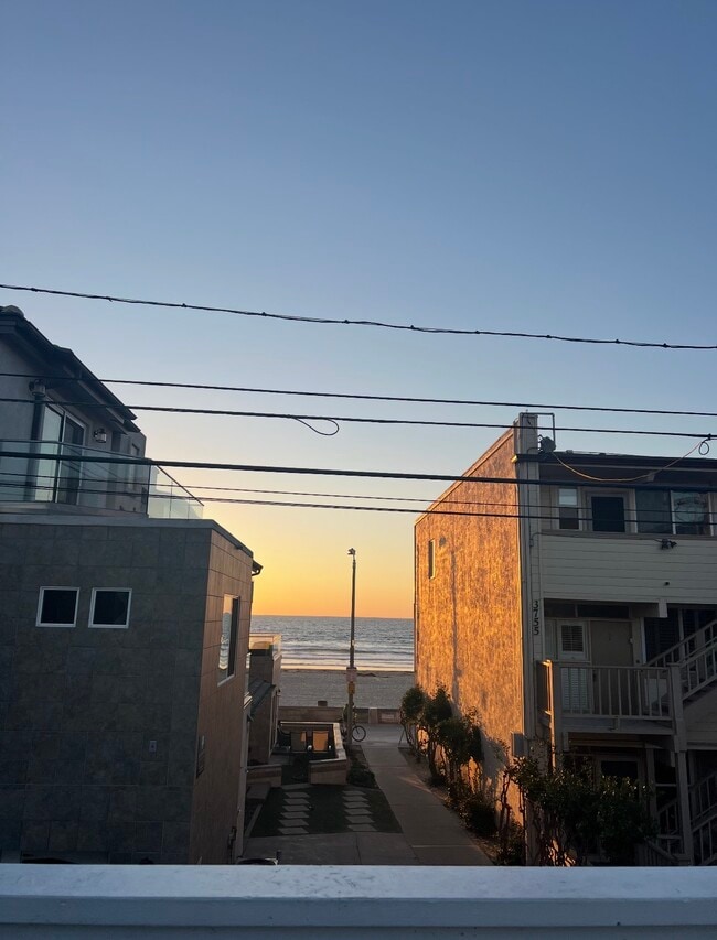 3747 Strandway in San Diego, CA - Building Photo - Building Photo