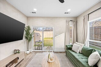 5702 Riverside Dr in Dallas, TX - Building Photo - Building Photo