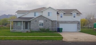936 Meadowbrook Dr in Logan, UT - Building Photo