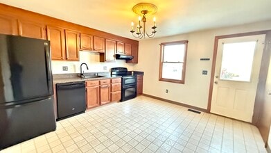 4 Persimmon Ln in Glastonbury, CT - Building Photo - Building Photo