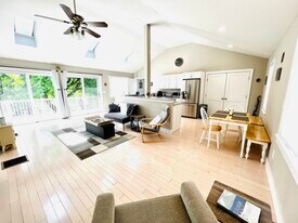 165 Stockbridge Rd in Lee, MA - Building Photo