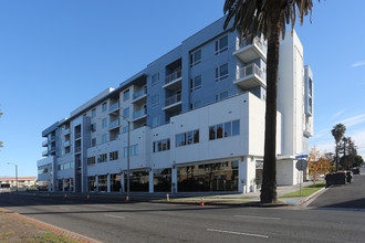 ON BEACH in Buena Park, CA - Foto de edificio - Building Photo