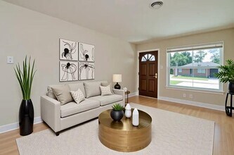 8330 Waterbury Dr in Houston, TX - Building Photo - Building Photo