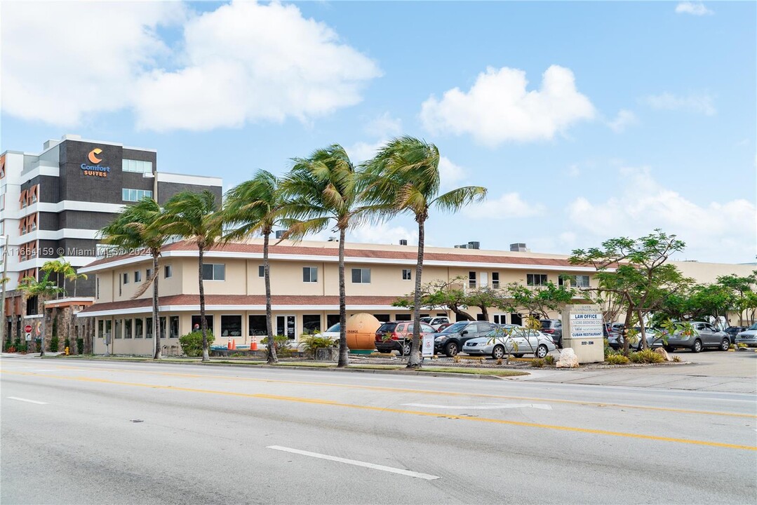 222 N Federal Hwy in Dania Beach, FL - Building Photo