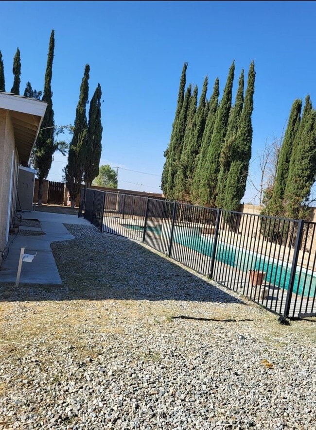 41128 13th St W in Palmdale, CA - Building Photo - Building Photo
