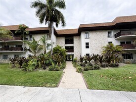 7483 SW 82nd St in Miami, FL - Building Photo