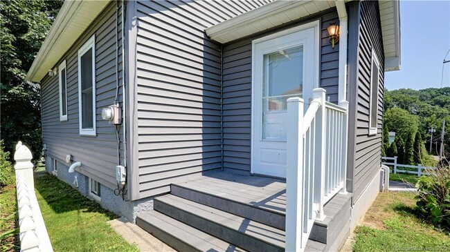 38 Concord Ave in Milford, CT - Foto de edificio - Building Photo