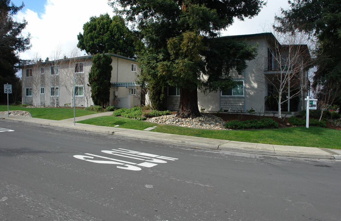 490 Walker Dr in Mountain View, CA - Foto de edificio