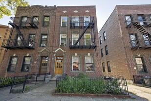 35-17 Crescent St in Long Island City, NY - Building Photo
