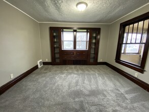 1065 Laurel Ave in Akron, OH - Foto de edificio - Building Photo