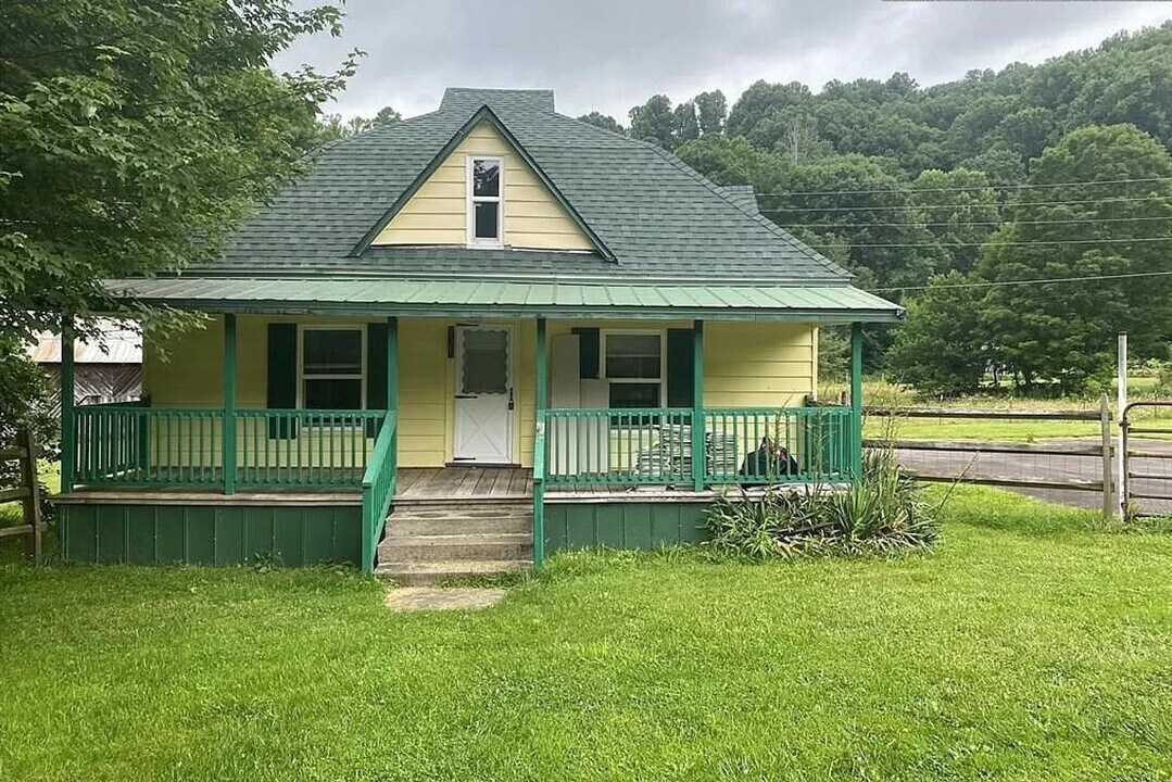 7733 Old US Hwy 421 in Zionville, NC - Building Photo
