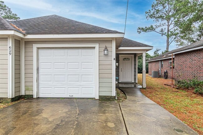 629 Carrell St in Tomball, TX - Foto de edificio - Building Photo