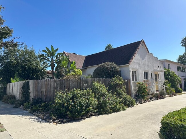 213-223 Los Aguajes Ave in Santa Barbara, CA - Building Photo - Building Photo