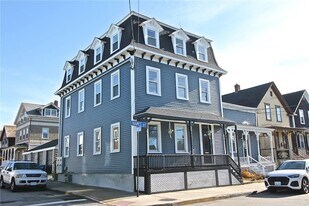 668 Thames St in Newport, RI - Building Photo