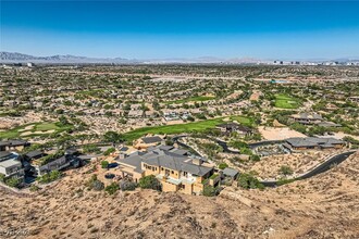 5 Promontory Pointe Ln in Las Vegas, NV - Foto de edificio - Building Photo