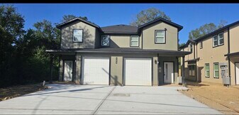 169 S 10th St in Conroe, TX - Building Photo