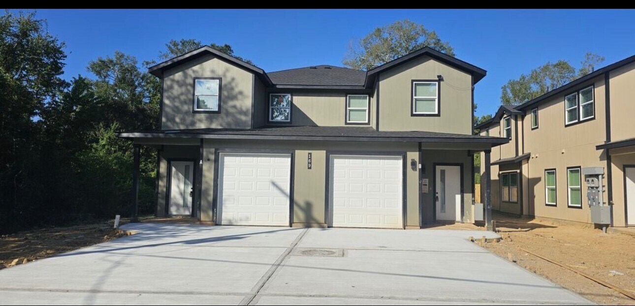 169 S 10th St in Conroe, TX - Building Photo