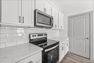 75 Forester Ave in Warwick, NY - Building Photo - Building Photo