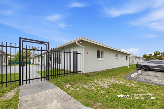 5700 NW 28th St in Miami, FL - Foto de edificio - Building Photo