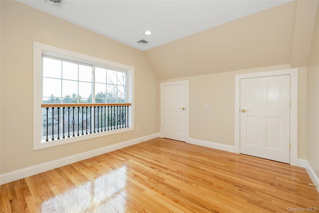 16 Grand Blvd in Scarsdale, NY - Building Photo