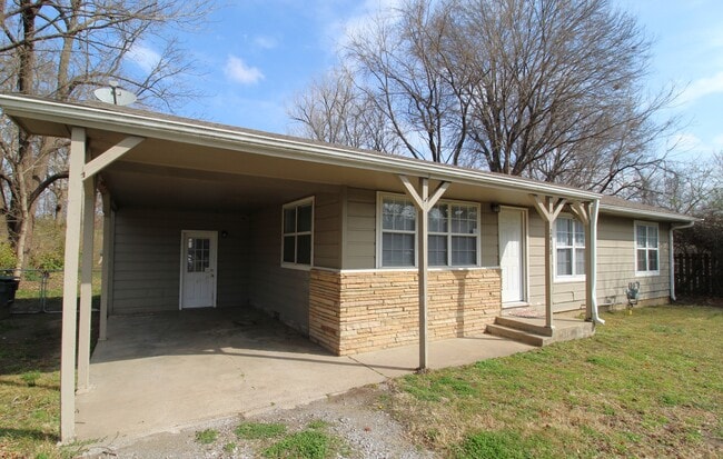 2418 W Wedington Dr in Fayetteville, AR - Building Photo - Building Photo