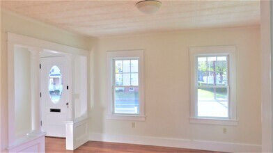 21 Courtland St, Unit 1 in Middleboro, MA - Foto de edificio - Building Photo