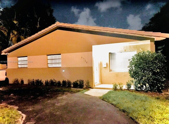 4734 SW 4th St in Coral Gables, FL - Foto de edificio - Building Photo