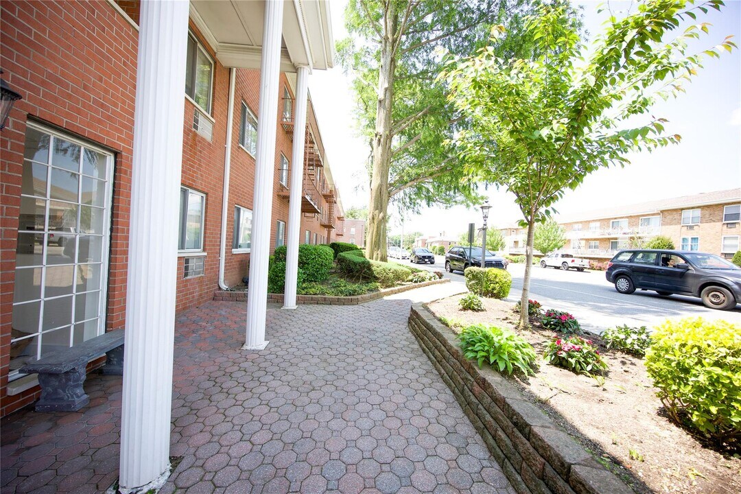 77 S Park Ave in Rockville Centre, NY - Building Photo