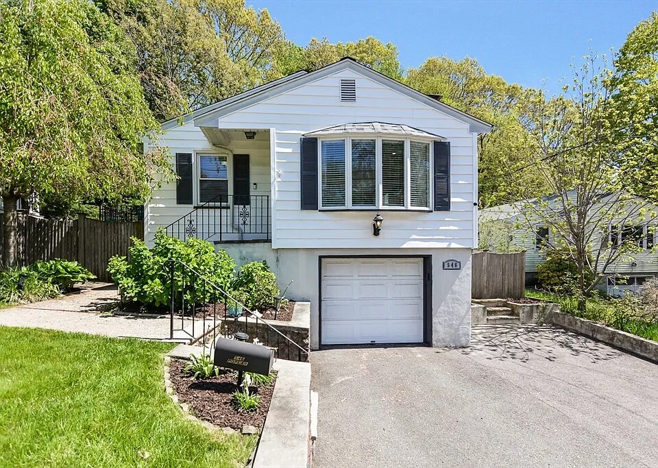 546 Poplar St in Boston, MA - Building Photo